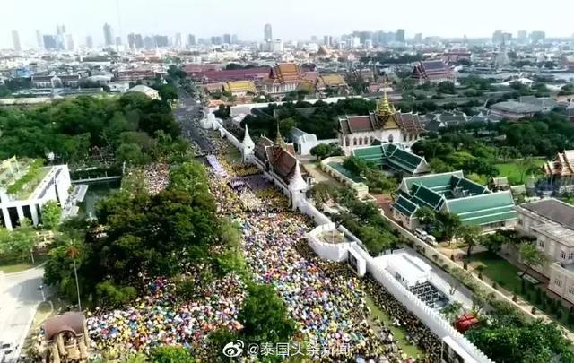 这一刻永载史册！泰十世王携王后受万民朝拜并接见外使