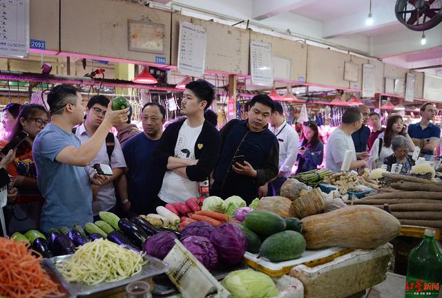 成都玉林菜市场，今天早上来了一群大腕儿！