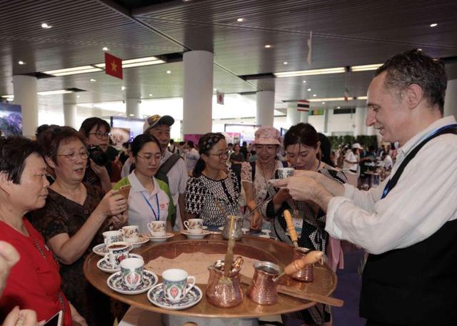 “世界美食集锦”开幕啦！一站尝遍亚洲美食，市民游客大呼过瘾