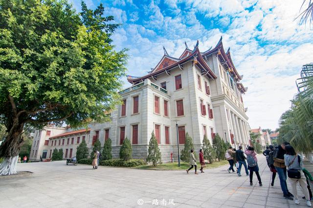 福建厦门大学，不是景区却成为旅游热点，没预约无法游览！