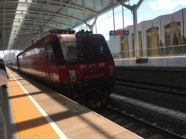 首趟环西部游高端旅游专列开进宁夏