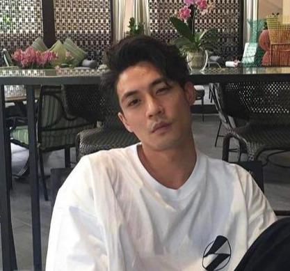 孟佳晒与萧亚轩前男友亲密照疑似公开恋情，男方新加坡百亿太子爷