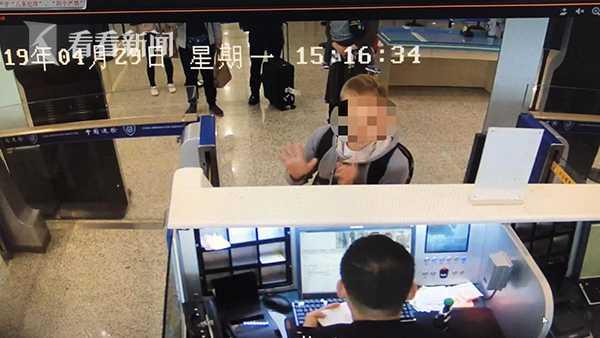 自作聪明！外籍男子为买便宜机票在护照上加了一笔 结果……