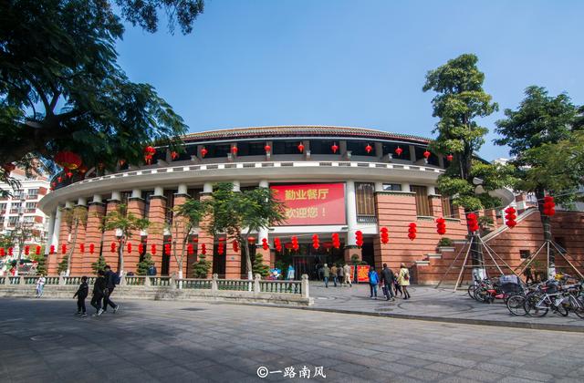 福建厦门大学，不是景区却成为旅游热点，没预约无法游览！