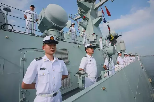 刚刚，中国海军湘潭舰抵达新加坡樟宜港