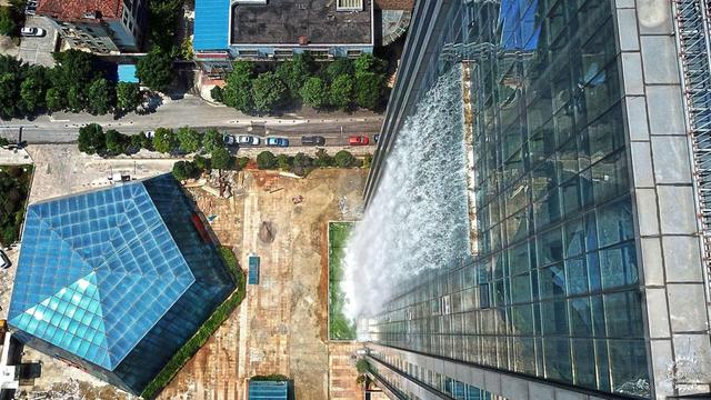 城市建筑亦有飞流直下三千尺