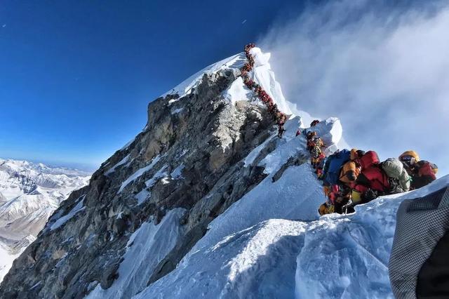 登珠峰遭遇“交通堵塞”！大量登山者在“死亡区”等待数小时