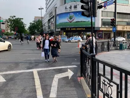 延安路凤起路口斑马线消失后，地下通道绕晕很多人！地铁、交警表示：要解决！