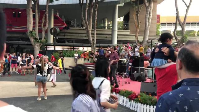 偶遇新加坡街头演唱
