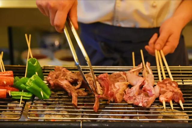 陆家嘴自助餐西班牙铜锅小龙虾，冰镇蒜蓉十三香…6种口味畅吃