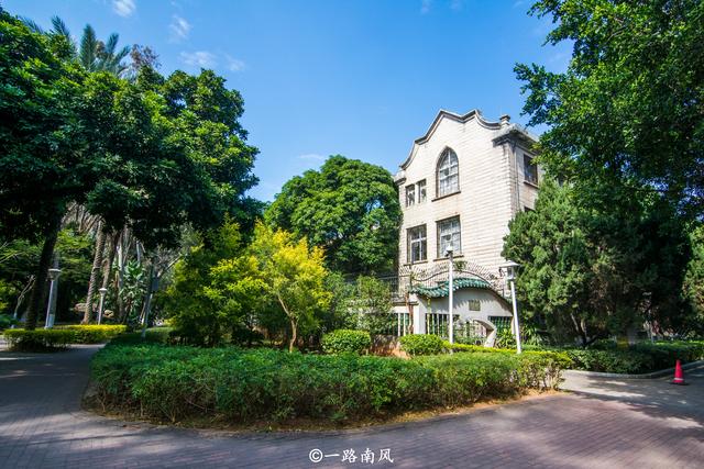 福建厦门大学，不是景区却成为旅游热点，没预约无法游览！