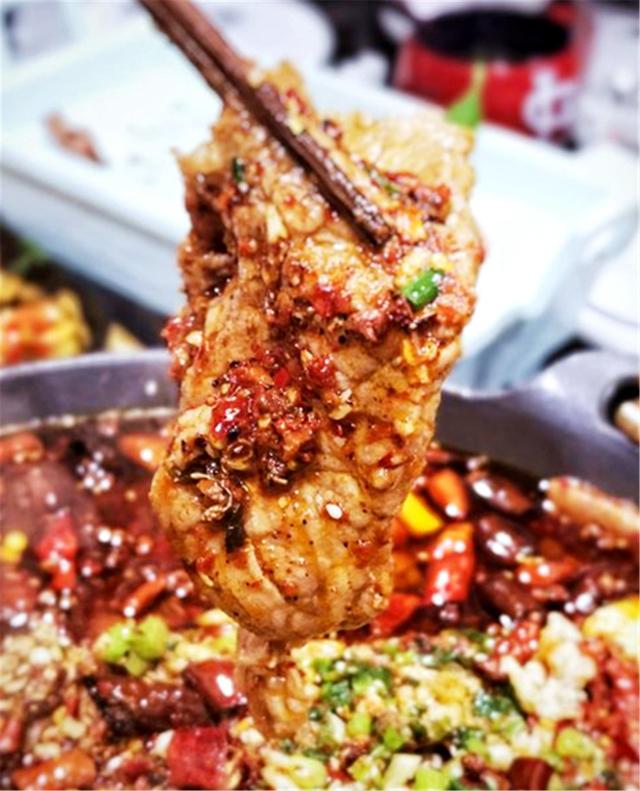 你见过“洗脸盆”一样大的水煮牛肉吗？热油现浇牛肉味道巴适