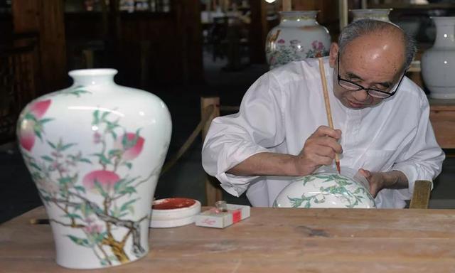 自掏两亿腰包，他一生执意将仿古瓷进行到底