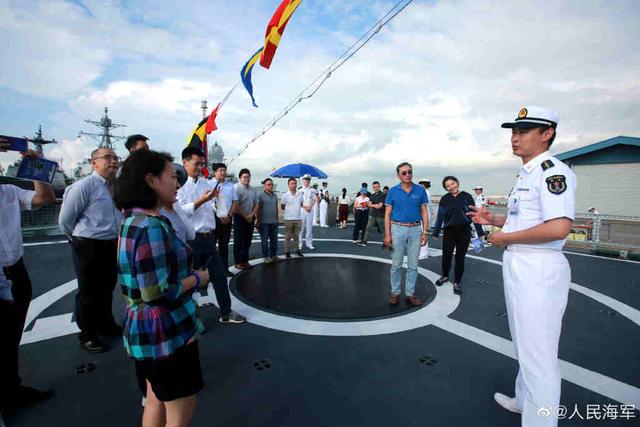 中国海军颜值担当：054A舰在在新加坡开放参观