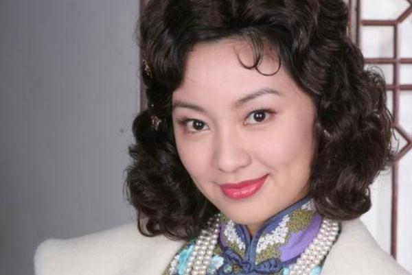 她被称“最美小昭”，嫁大3岁老公为爱退圈，今生双胞胎成赢家！