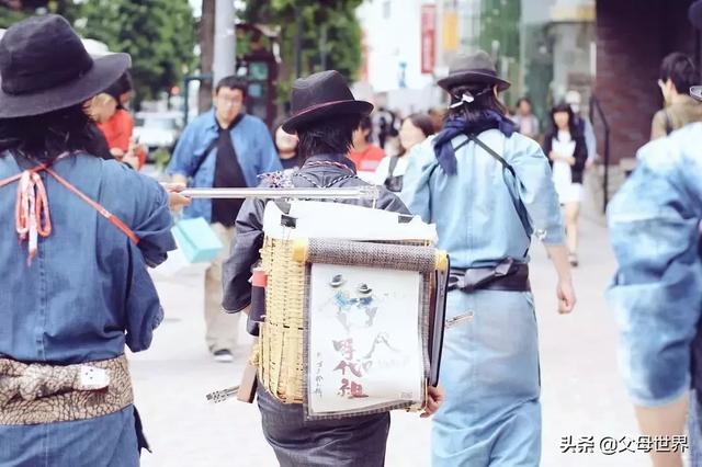 这家人把垃圾堆到沙滩，没想到爆红全球！