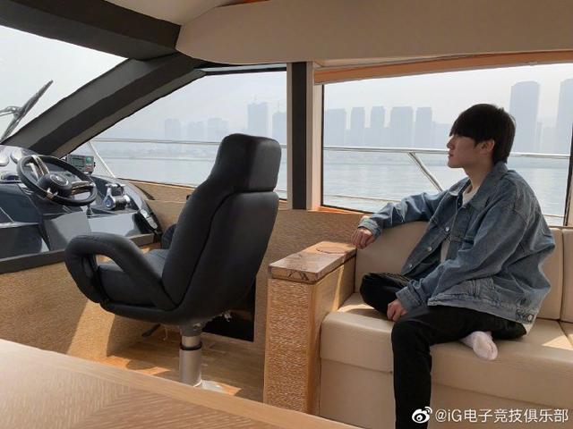 LOL：IG休假期游艇照片太羡慕，阿水依然是那件牛仔衣
