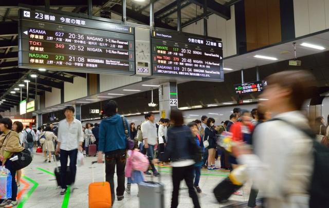 日本也堵！黄金周返程 “挤到哭” 新干线超员、高速堵40公里