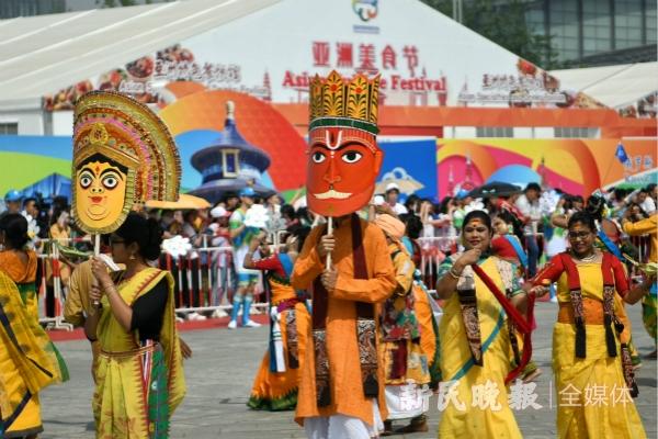 亚洲文明巡游和亚洲美食节来了！一场场视觉盛宴目不暇给，一道道美味佳肴大块朵颐