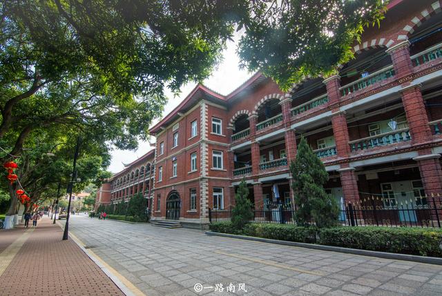 福建厦门大学，不是景区却成为旅游热点，没预约无法游览！