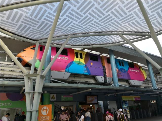 上下班高峰时段体验新加坡地铁