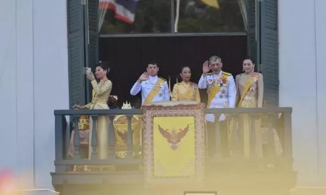 这一刻永载史册！泰十世王携王后受万民朝拜并接见外使