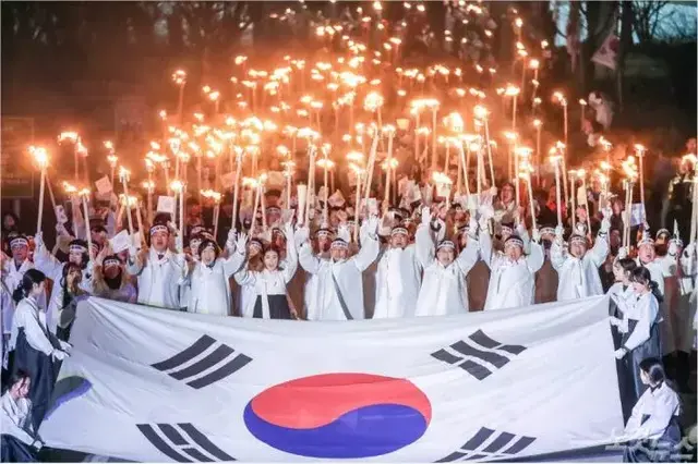 她因上传"贺新年"文字引争议？记者就"过度文字解读"正式道歉！