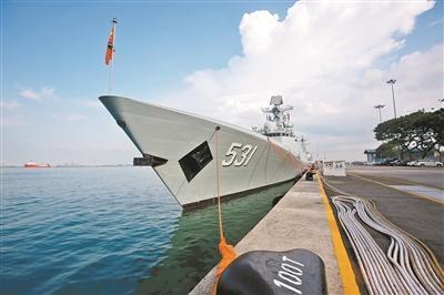 中国海军湘潭舰顺利抵达新加坡樟宜港