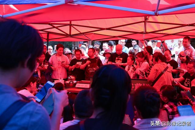 大厨变身“煎饼侠”：免费教3000人，新加坡学员专程“飞来”学习