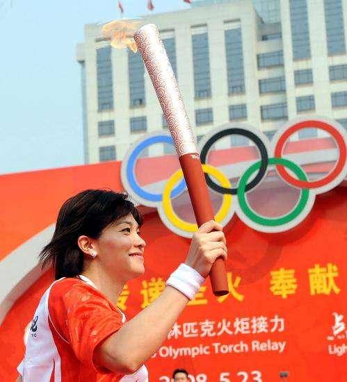 奥运冠军21岁退役，儿子加入英国国籍，二婚后回国创业身价过亿