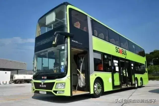 实拍！新加坡三开门豪华大巴士，每天坐这个上班也太爽了吧~