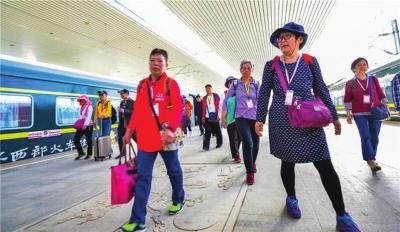 环西部旅游专列开进大漠敦煌