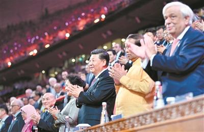 习近平和彭丽媛同外方领导人夫妇共同出席亚洲文化嘉年华活动
