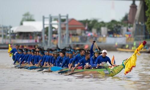 我国南方端午节赛龙舟，泰国四旬节赛天鹅船，真想去看看