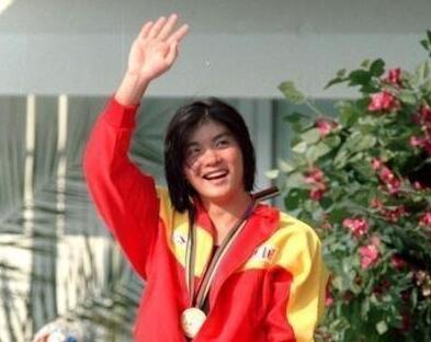 第一位游泳奥运会冠军，婚后移民新加坡，回国后再婚！