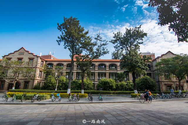 福建厦门大学，不是景区却成为旅游热点，没预约无法游览！