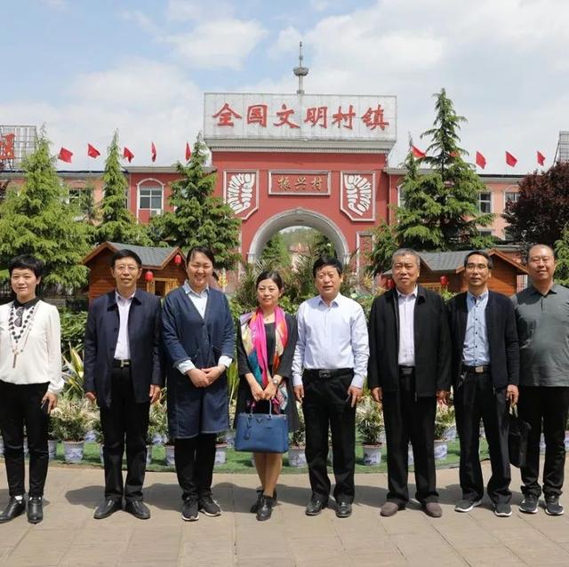 新加坡睿意学院院长杨锐走进振兴小镇考察调研康养产业
