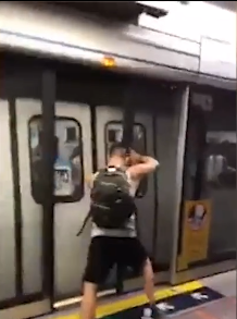 外籍男子扒开香港地铁门，丢脸丢到中国了？