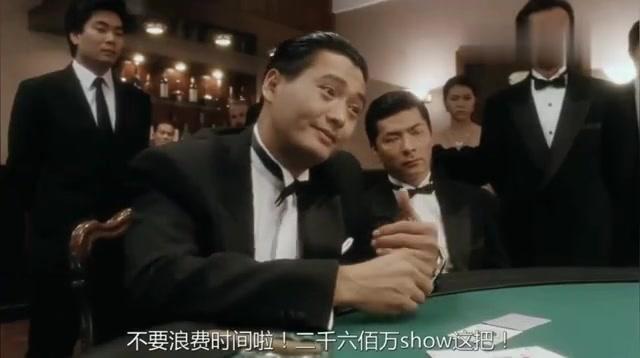 赌神可真绝了！新加坡赌王连抽4张Q压倒性胜利，他4个A完胜