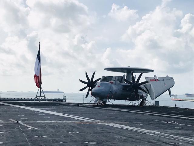 法国戴高乐号航母靠港新加坡 当地人登舰参观