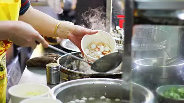 30多年手艺，1天两锅汤，厦门“猫王”把虾面开进骑楼！