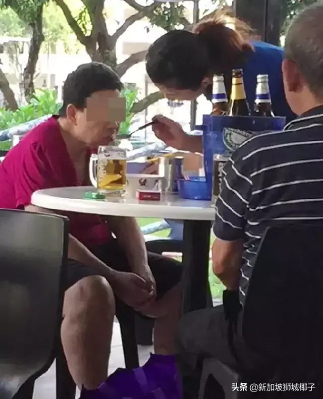 在新加坡闹事被怒怼“别让你的素质，配不上中国人的身份