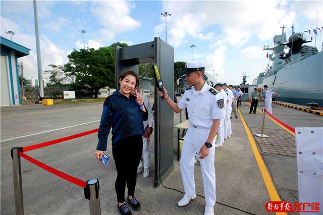 湘潭舰在新加坡樟宜港举行舰艇开放日活动