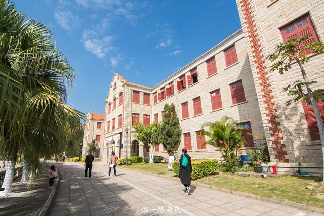 福建厦门大学，不是景区却成为旅游热点，没预约无法游览！