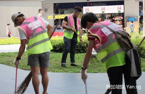 在新加坡的马路上扔了根橡皮筋，就被罚了300新币！