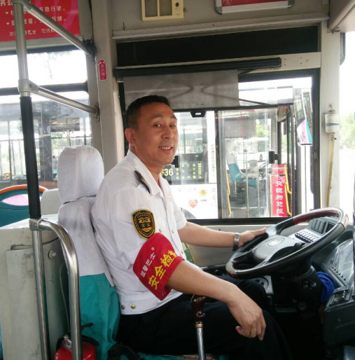 634路公交车上有人晕倒，一车乘客全是热心人！