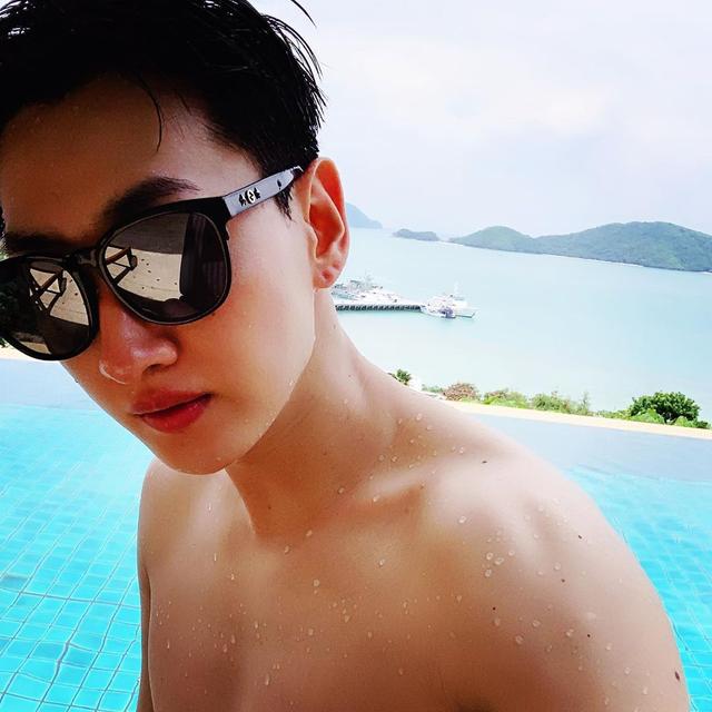 「Super Junior」「分享」190530 新加坡独自旅行结束后 银赫在泰国与家人一同度假