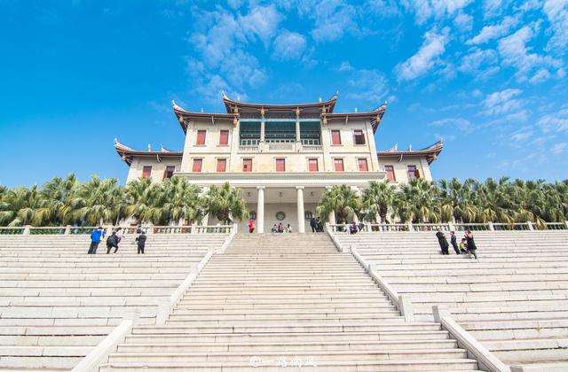 福建厦门大学，不是景区却成为旅游热点，没预约无法游览！