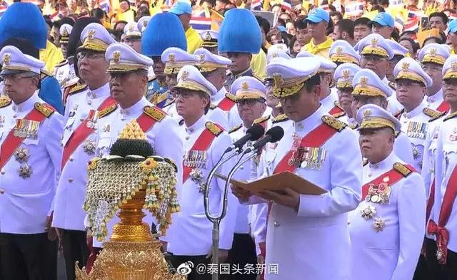 这一刻永载史册！泰十世王携王后受万民朝拜并接见外使