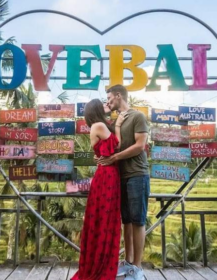 英国情侣毕业后穷游34国，靠教中国孩子英文为生